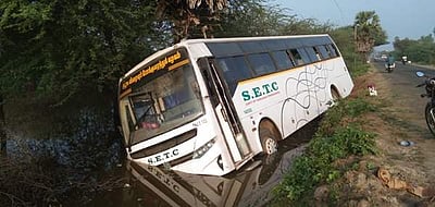 விருத்தாசலம் அருகே ஏரியில் இறங்கிய அரசு விரைவுப் பேருந்து: அதிர்ஷ்டவசமாக பயணிகள் உயிர் தப்பினர்