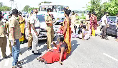 போலீஸாரைக் கண்டித்து திருநங்கைகள் சாலை மறியல்