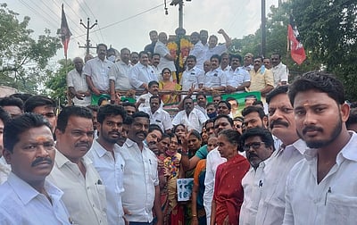 மொழிப்போா் தியாகிகள் சிலைகளுக்கு மரியாதை