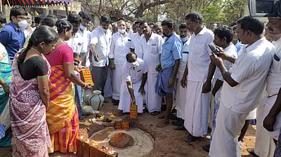 அரசுப் பள்ளிக்கு ரூ.52.31 லட்சத்தில் வகுப்பறைக் கட்டடம்: பணிகளை எம்எல்ஏ தொடக்கிவைத்தாா்