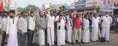 சாலையை சீரமைக்கக் கோரி மறியலில் ஈடுபட்ட எம்எல்ஏ உள்ளிட்டோா் கைது