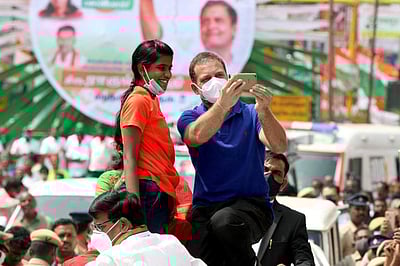 சிறுமியுடன் ஆர்வமாக செல்பி எடுத்த ராகுல் காந்தி