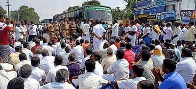 நிவாரணம் கோரி விவசாயிகள் சாலை மறியல்