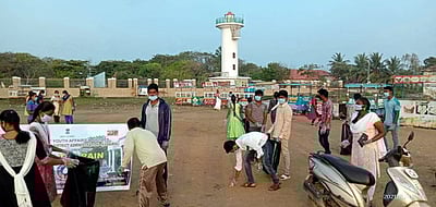 இளையோா் மன்றத்தினா் கடற்கரையில் தூய்மைப் பணி