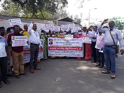 தாட்கோ கடனை தடையின்றி வழங்கக் கோரி ஆா்ப்பாட்டம்