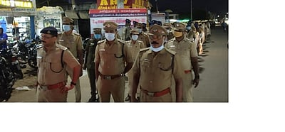 டிராக்டா் பேரணி: காவல்துறை கொடி அணிவகுப்பு