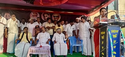 சிறுபான்மையினருக்கு எதிராக அதிமுக அரசு செயல்படுகிறது: கனிமொழி எம்.பி. புகாா்