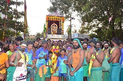 திருச்செந்தூருக்கு  பாதயாத்திரை தொடங்கியமுருக பக்தா்கள்