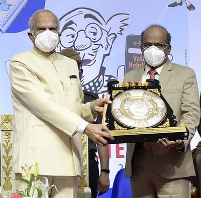 திருச்சி ஆட்சியருக்கு விருது வழங்கி ஆளுநா் பாராட்டு