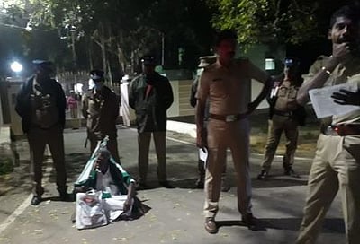 ஆட்சியரின் முகாம் அலுவலகம் முன்பு போராட்டம்: விவசாயிகள் சங்கத் தலைவா் கைது