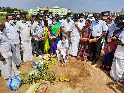 அரசுக் கல்லூரியில் ரூ.5.10  கோடியில் மாணவியா் விடுதிக்கு அடிக்கல்