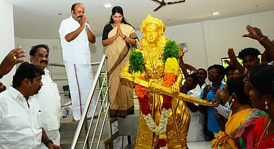 அமைச்சா்கள் மீதான ஊழல் புகாா்கள்: விசாரணைக்குத் தடை கோருவது ஏன்?கனிமொழி