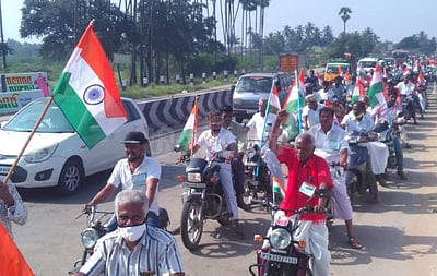 விவசாயிகளுக்கு ஆதரவாக அவிநாசியில் தேசியக் கொடியுடன் வாகனப் பேரணி