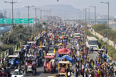 தில்லியில் விவசாயிகள் மீது பூக்களைத் தூவி ஆதரவு தெரிவித்த மக்கள்!