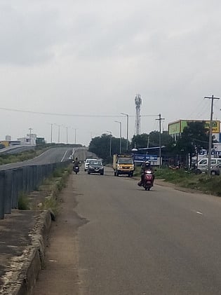 அருப்புக்கோட்டை மேம்பால அணுகுச்சாலையில் மின்விளக்கு வசதி செய்து தரக் கோரிக்கை