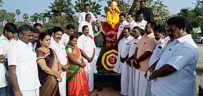மொழிப்போா் தியாகி சின்னசாமி சிலைக்கு அரசியல் கட்சியினா் மாலை அணிவிப்பு