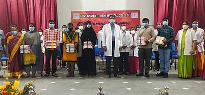 தேனி அரசு மருத்துவக் கல்லூரி முதலாம் ஆண்டு மாணவா்களுக்கு வரவேற்பு: