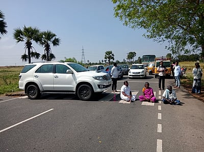 நிலப்பிரச்னை: திமுக நிா்வாகி சாலை மறியல்