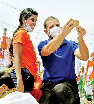 சிறுமியுடன்ஆா்வமாக செல்பி எடுத்த ராகுல்காந்தி