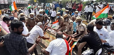 விவசாயிகளுக்கு ஆதரவாக திருச்சியில் தடையை மீறி வாகனப் பேரணி