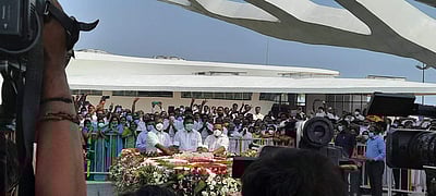 சென்னை மெரீனாவில் குவிந்த அதிமுக தொண்டர்கள்!