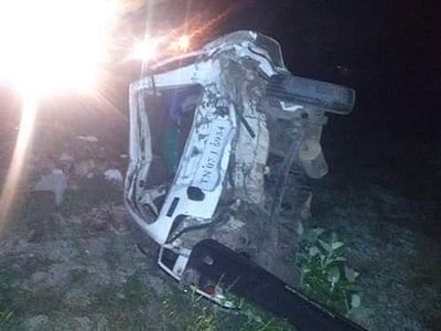 பரமத்திவேலூர் அருகே தேசிய நெடுஞ்சாலையில் கார் கவிழ்ந்து விபத்து: பால் வியாபாரி உள்பட 2 பேர் பலி 