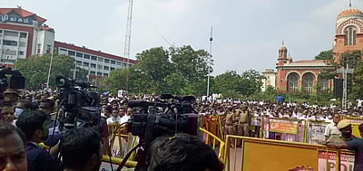 ஜெயலலிதா நினைவிடம்: வரிசையில் நின்று பார்வையிடும் தொண்டர்கள்!