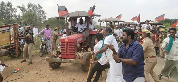 திருவாரூரில் தடுப்புகளை மீறி டிராக்டா் பேரணி: போலீஸாா் காயம்