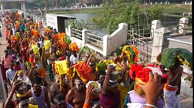 மயிலத்தில் தைப்பூச விழா: பக்தர்கள் அலகு குத்தி, காவடி எடுத்தனர்