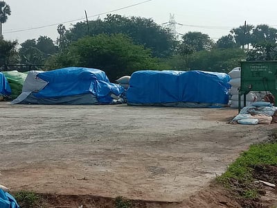 கொள்முதல் நிலையம் திறக்கப்படுவதற்கு முன்பே நெல் மூடைகளுடன் காத்திருக்கும் விவசாயிகள் 