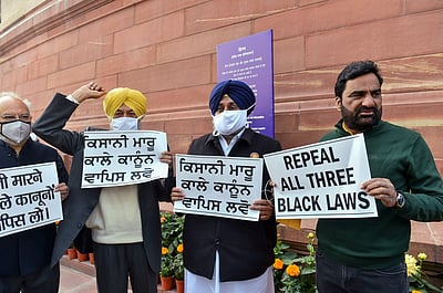 வேளாண் சட்டம்: நாடாளுமன்றத்திற்கு வெளியே எம்.பி.க்கள் போராட்டம்