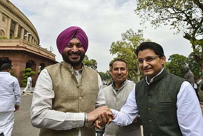 வேளாண் சட்டங்களைத் திரும்பப் பெறும் வரை மக்களவை செயல்படாது: காங்.