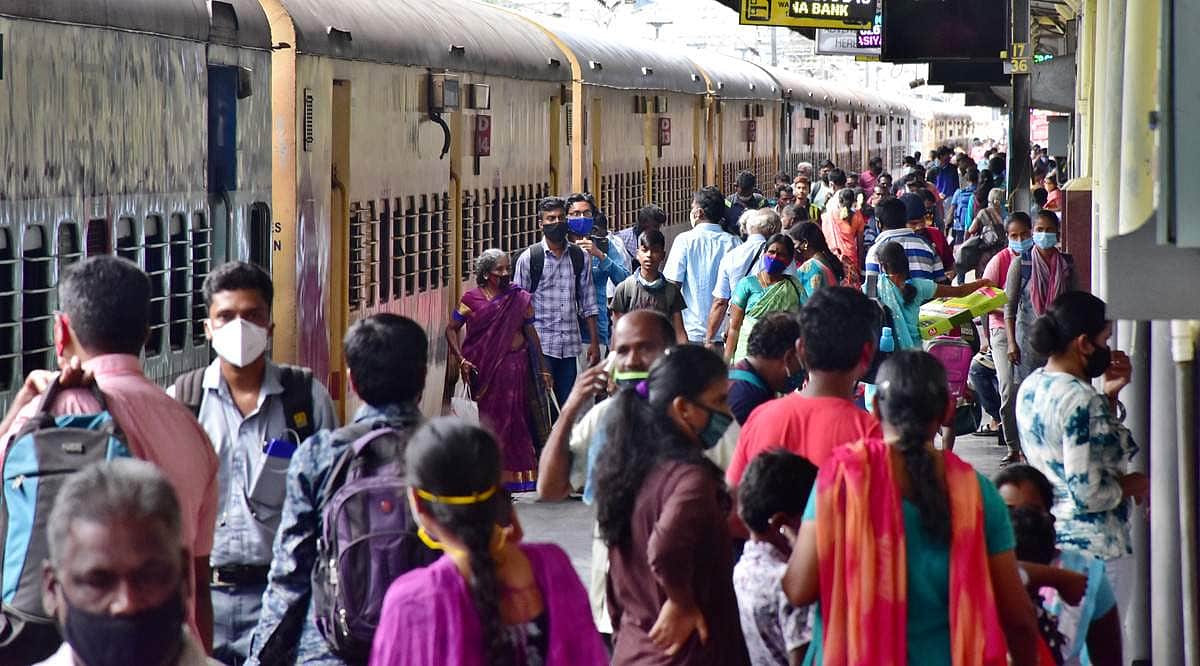 மும்பை புறநகர் ரயிலில் பொதுமக்கள் எந்தெந்த நேரத்தில் பயணிக்கலாம்?