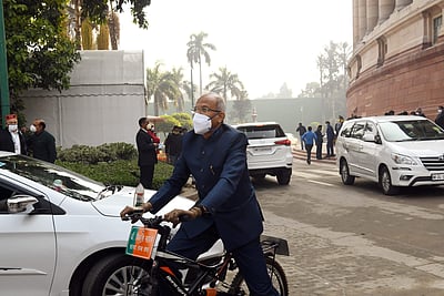 நாடாளுமன்றத்திற்கு சைக்கிளில் வந்த எம்.பி.