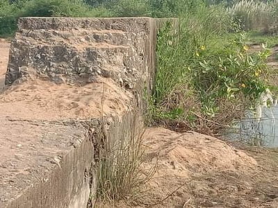 மானாமதுரை: வைகை ஆற்றுக்குள் இடிந்துபோன தடுப்பணையை கட்ட விவசாயிகள் வலியுறுத்தல் 