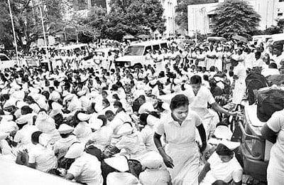 அரசு மருத்துவமனை செவிலியர்கள் கருப்புபேட்ஜ் அணிந்து ஆர்ப்பாட்டம்