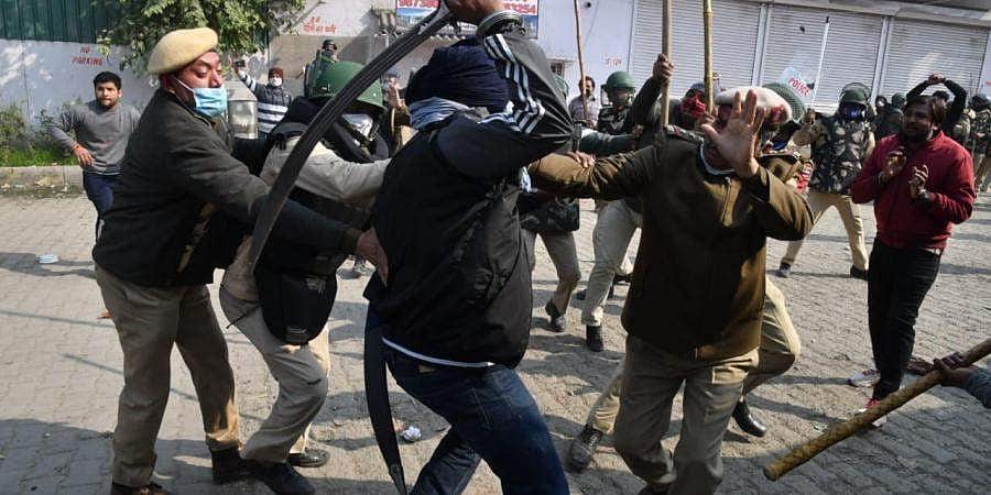 சிங்கு எல்லையில் விவசாயிகளை வெளியேறச் சொன்ன உள்ளூர் கும்பலால் வன்முறை