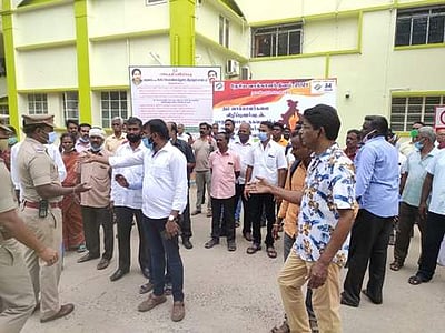 விழுப்புரம் அருகே ராணுவ வீரர் மற்றும் குடும்பத்தினர் மீது தாக்குதல்: ஓய்வு பெற்ற ராணுவ வீரர் நலச் சங்கத்தினர் புகார் அளிக்க திரண்டதால் பரபரப்பு