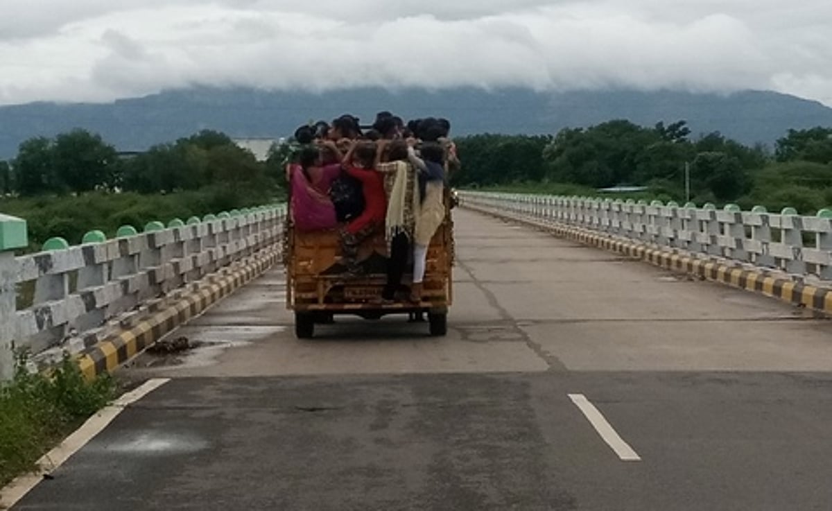 சரக்கு வாகனத்தில் ஆபத்தான பயணம்