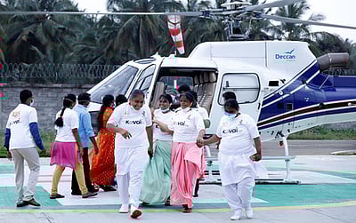 கோவை விழா: தூய்மைப் பணியாளா்கள் ஹெலிகாப்டா் பயணம்