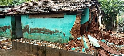 காரைக்குடியில் மழை: வீட்டின் சுவா் இடிந்து சேதம்