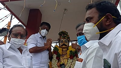 வீரபாண்டிய கட்டபொம்மன் பிறந்தநாள்: போடியில் சிலைக்கு துணை முதல்வா் மரியாதை