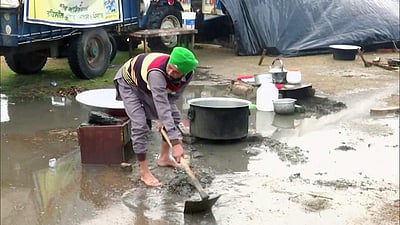 தில்லியில் மழை: போராட்டத்தில் சிரமத்தை சந்திக்கும் விவசாயிகள்