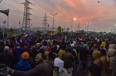 தில்லியில் கடும் குளிர்: மனவுறுதியுடன் போராட்டத்தைத் தொடரும் விவசாயிகள்