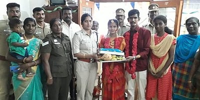 காவல் நிலையத்தில் பெண் காவலருக்கு வளைகாப்பு