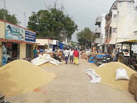 சாலையில் நெல் மூட்டைகள்; விவசாயிகள் பரிதவிப்பு