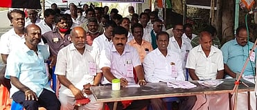 போக்குவரத்து தொழிற்சங்கத்தினா் உண்ணாவிரதம்