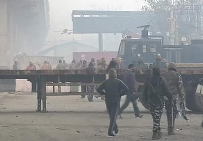 சிங்கு, டிக்ரி எல்லைப் பகுதியில் திரண்ட விவசாயிகள்: பாதுகாப்புப் படையினர் குவிப்பு!