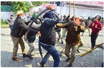 தில்லி சிங்கு எல்லையில் விவசாயிகள் - மக்கள்  மோதல்