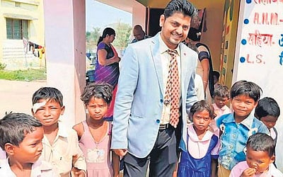 படிப்புக்காகப் பணம் செலவழிக்கும் அதிகாரி